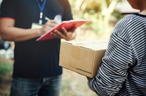 gallery/close-up-woman-holding-box-with-service-delivery-holding-board_1150-8870